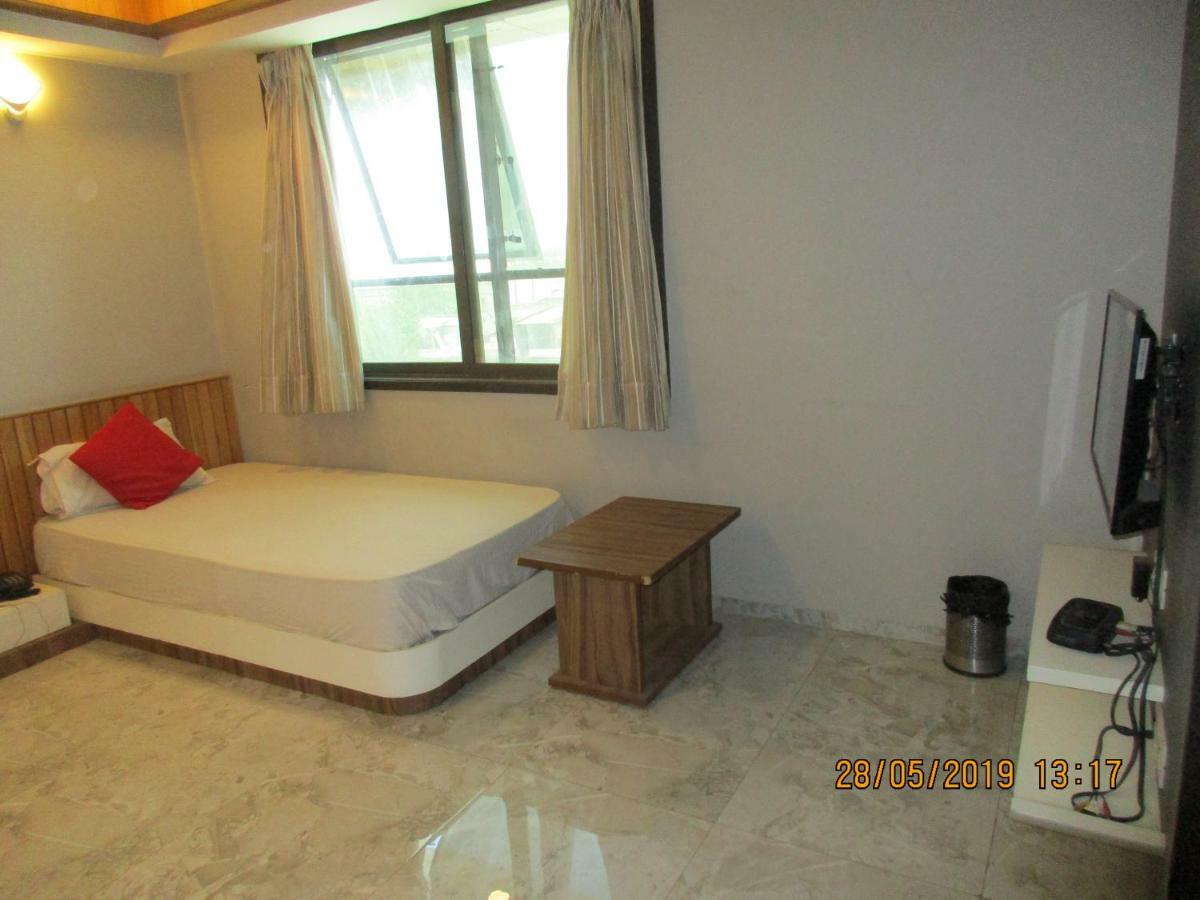 Hotel Om Balaji Ahmedabad Exterior foto